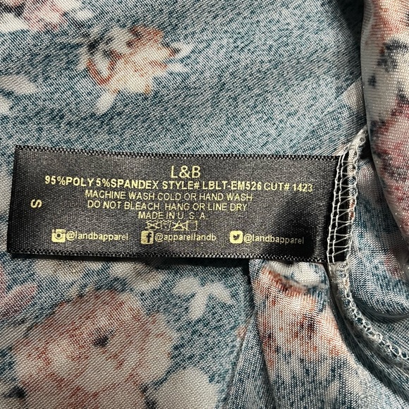 Lucky & Blessed Women’s Velvet Floral Keyhole Top - Picture 8 of 10